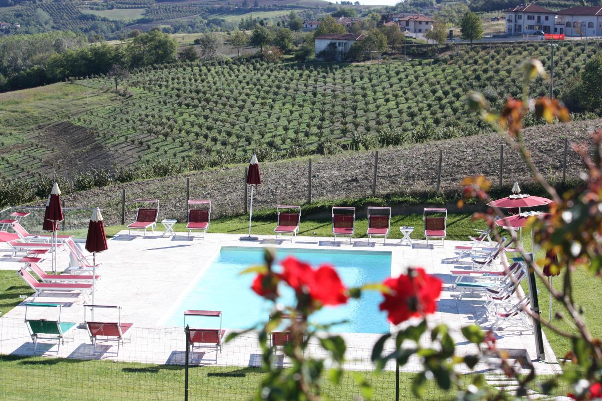Ca' Del Lupo Hotel Montelupo Albese Exterior photo