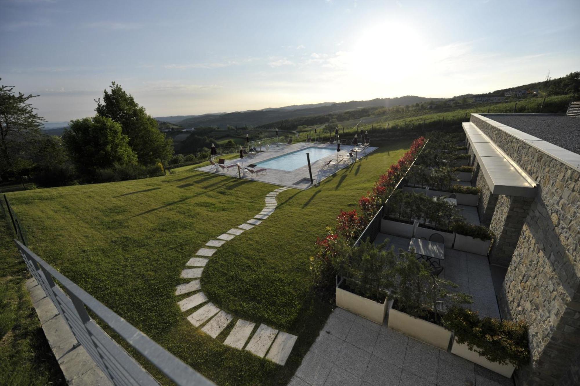 Ca' Del Lupo Hotel Montelupo Albese Exterior photo