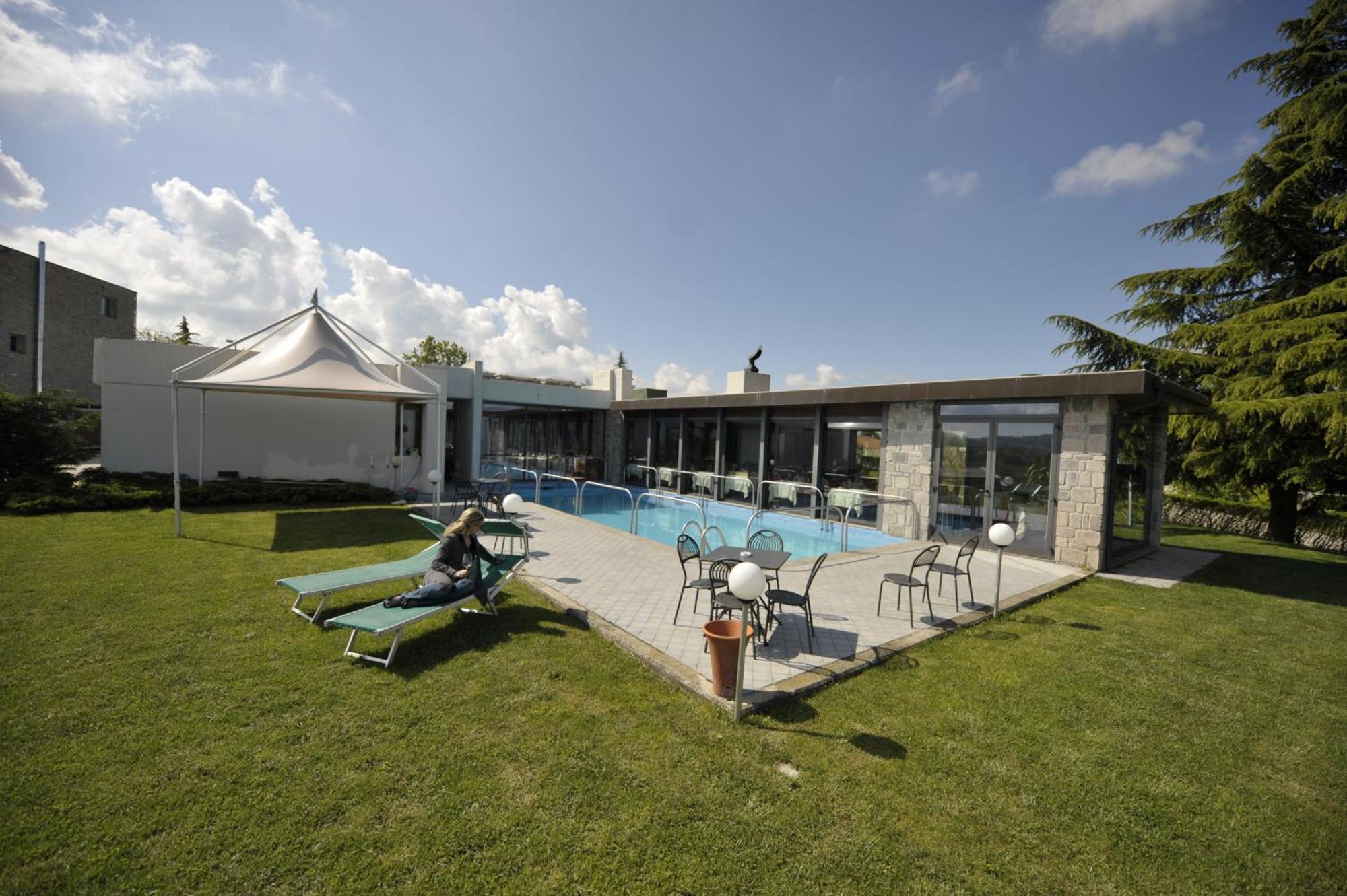 Ca' Del Lupo Hotel Montelupo Albese Exterior photo