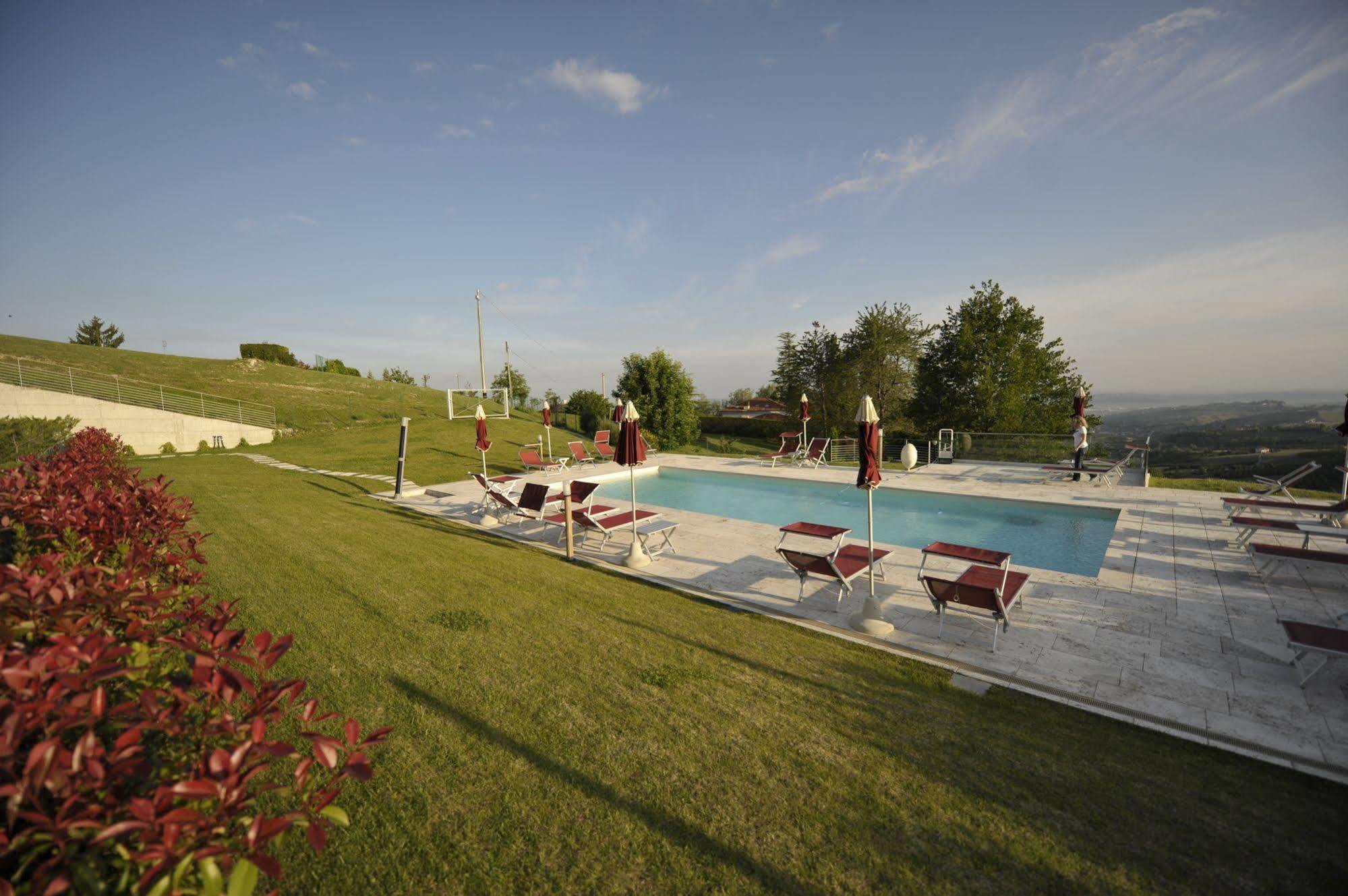Ca' Del Lupo Hotel Montelupo Albese Exterior photo